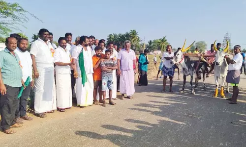 ஓட்டப்பிடாரம் அருகே மாரியம்மன் கோவில் கொடை விழாவை முன்னிட்டு மாட்டுவண்டி பந்தயம் - தொழிலதிபர் முருகேச பாண்டியன் தொடங்கி வைத்தார்