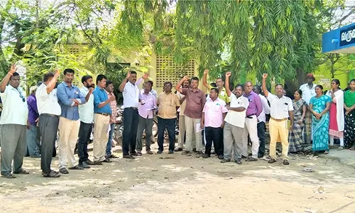 சிவகிரியில் அரசு ஊழியர் சங்கத்தினர் ஆர்ப்பாட்டம்