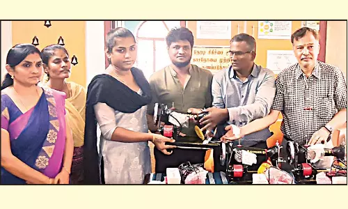 திருநங்கைகளுக்கு தையல் எந்திரம்