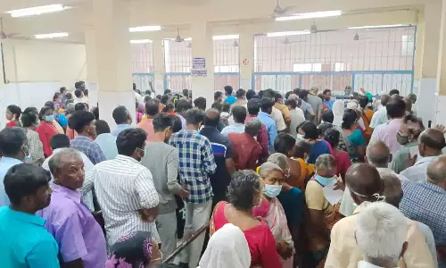 புதுவை அரசு ஆஸ்பத்திரியில் அலைமோதிய நோயாளிகள்