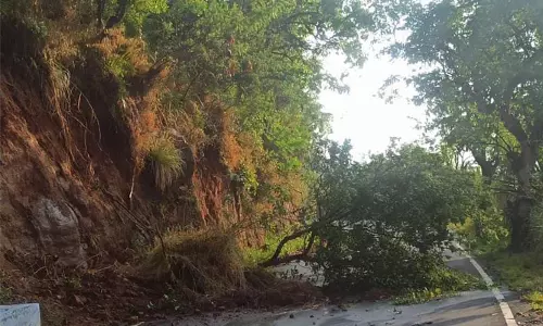 மஞ்சூர் அருகே கெத்தையில் மண்சரிவு