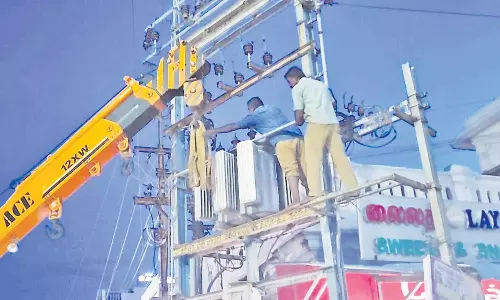 நாகூர் தர்கா முன்பு போக்குவரத்துக்கு இடையூராக இருந்த மின் மாற்றி அகற்றம்