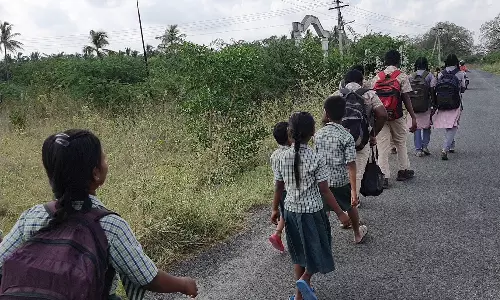 இடிகரை அருகே பஸ் வசதி இல்லாததால் பள்ளிக்கு நடந்து செல்லும்  மாணவர்கள்