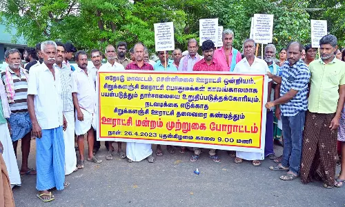 சிறுக்கழஞ்சி ஊராட்சி தலைவரை கண்டித்து பொதுமக்கள் முற்றுகை போராட்டம்