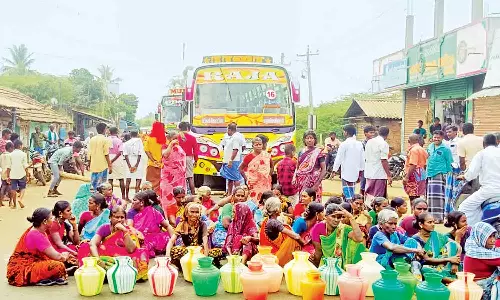 திருவோணம் அருகே குடிநீர் கேட்டு பொதுமக்கள் சாலை மறியல் போராட்டம்