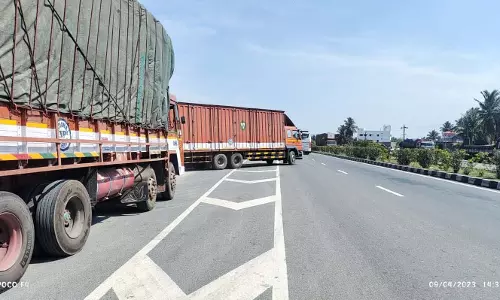 தேசிய நெடுஞ்சாலையை ஆக்கிரமித்து நிறுத்தும் லாரிகளால் விபத்து ஏற்படும் அபாயம்