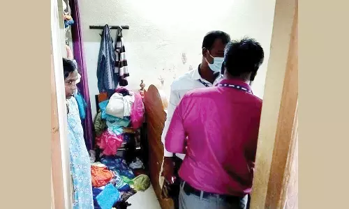 திருவாரூர், தஞ்சை மாவட்டங்களில் 4 அரசு அலுவலர்களின் வீடுகளில் லஞ்ச ஒழிப்பு போலீஸ் அதிரடி சோதனை