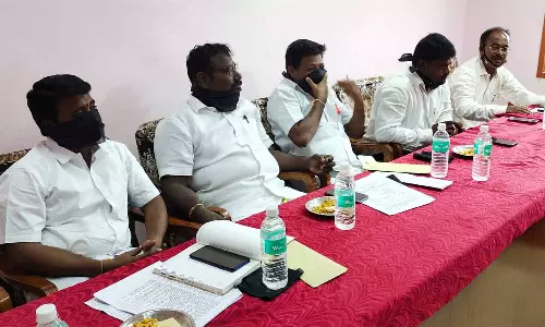 ஆரணி பேரூராட்சி கூட்டத்தில் வாயில் கருப்பு துணி கட்டிக்கொண்டு பங்கேற்ற கவுன்சிலர்கள்