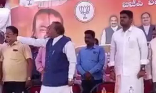 தமிழ்த்தாய் வாழ்த்தை பாதியில் நிறுத்திய பாஜக முன்னாள் அமைச்சர் - கர்நாடகாவில் சர்ச்சை!