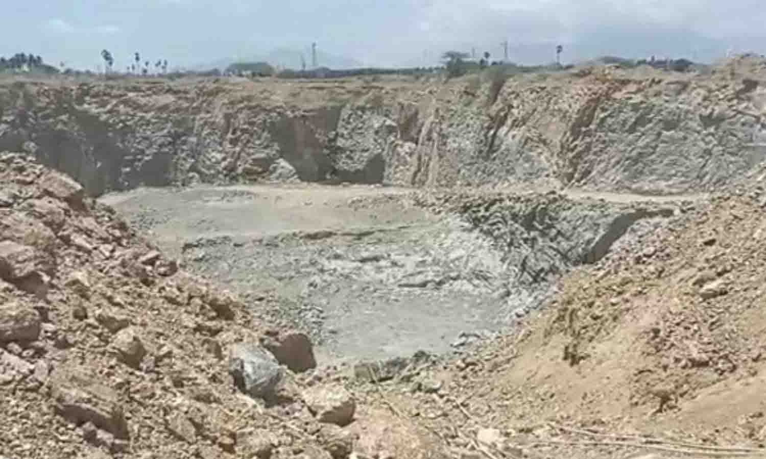 அனைத்து குவாரிகளிலும் மரக்கன்றுகள் நட்டு பசுமை வளையங்கள் அமைக்க வேண்டும் - கலெக்டர் அறிவுறுத்தல்