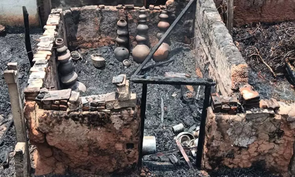 பண்ருட்டி அருகே  தீ விபத்தில் 2 கூரை வீடுகள் எரிந்து சாம்பல்