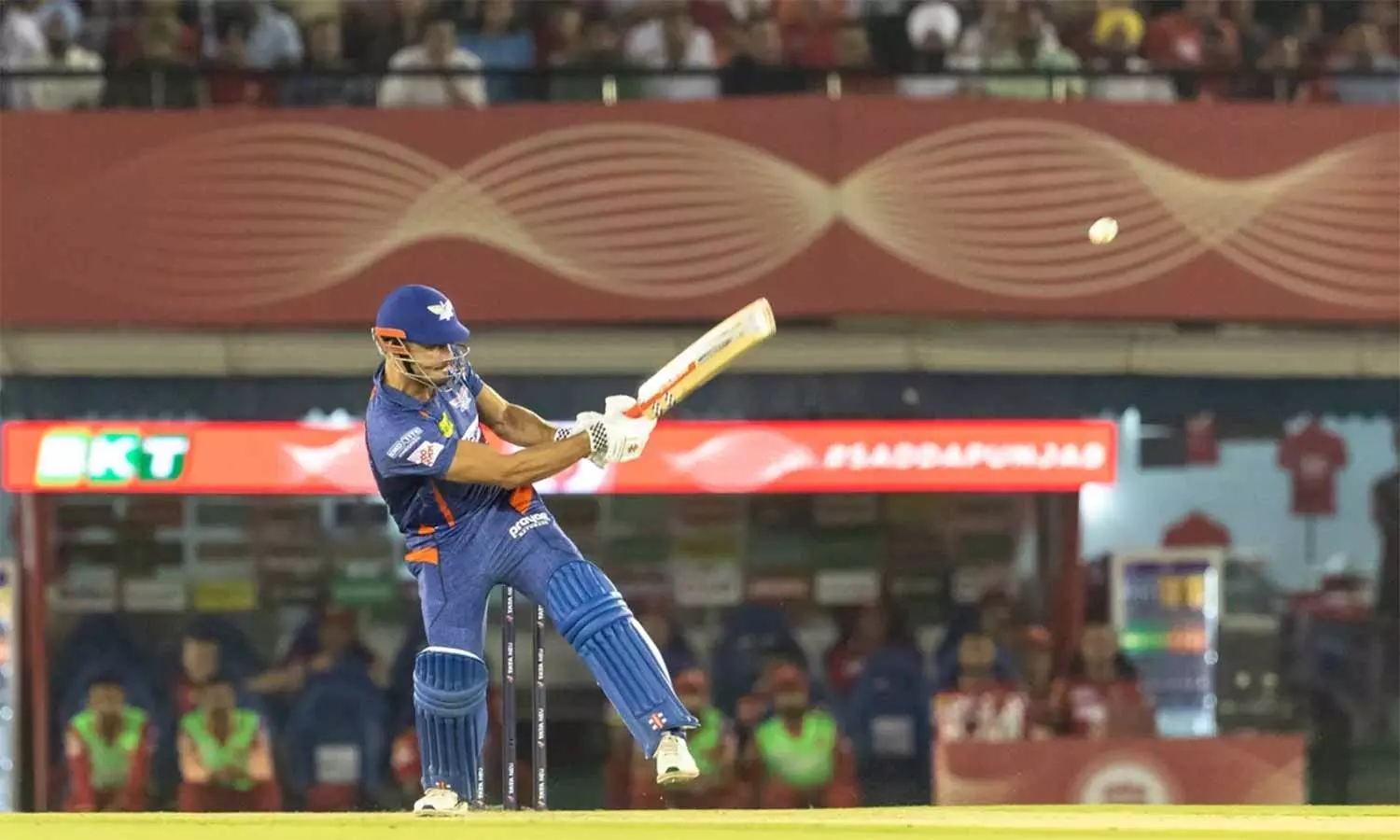 மொகாலி அரங்கை அதிர வைத்த பேட்ஸ்மேன்கள்... லக்னோ சூப்பர் ஜெயண்ட்ஸ் 257 ரன்கள் குவிப்பு மொகாலி அரங்கை அதிர வைத்த பேட்ஸ்மேன்கள்... லக்னோ சூப்பர் ஜெயண்ட்ஸ் 257 ரன்கள் குவிப்பு