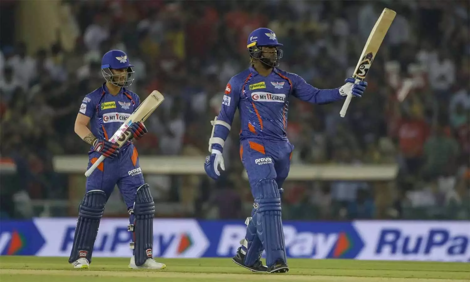 மொகாலி அரங்கை அதிர வைத்த பேட்ஸ்மேன்கள்... லக்னோ சூப்பர் ஜெயண்ட்ஸ் 257 ரன்கள் குவிப்பு மொகாலி அரங்கை அதிர வைத்த பேட்ஸ்மேன்கள்... லக்னோ சூப்பர் ஜெயண்ட்ஸ் 257 ரன்கள் குவிப்பு