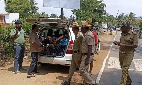 வாக்காளர்களுக்கு பணம், பரிசு பொருட்கள் கொண்டுசெல்லப்படுகிறதா? பறக்கும் படை சோதனை