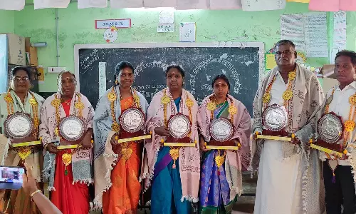 திருமானூரில் தொடக்கக்கல்வி துறையில் விருது-ஓய்வு பெற்ற ஆசிரியர்களுக்கு பாராட்டு விழா