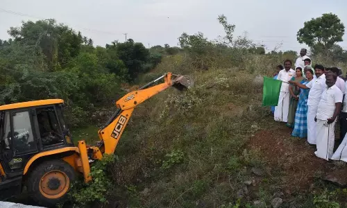 ரூ.15 லட்சத்தில் சின்னாறு ஏரி வரத்து வாய்க்கால் தூர்வாரும் பணி