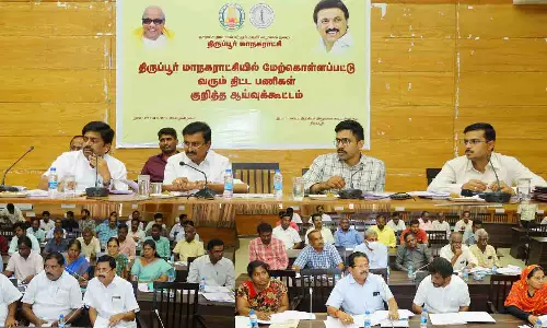 வளா்ச்சி  திட்டப்பணிகளை விரைந்து முடித்து பயன்பாட்டுக்கு கொண்டு வர வேண்டும் - அதிகாரிகளுக்கு அமைச்சர் அறிவுறுத்தல்