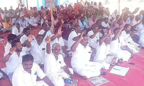 தங்கச்சிமடத்தில் மீனவர்கள் திடீர் உண்ணாவிரதம்- சிறை பிடித்துள்ள படகுகளை விடுவிக்க கோரிக்கை