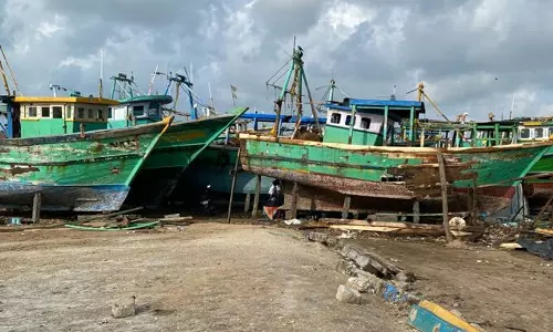 மீன்பிடித்தடைக்காலம் தொடங்கியுள்ளதால் பழுதடைந்த படகுகள், மீன்பிடி உபகரணங்களை பழுது பார்க்கும் பணியில் மீனவர்கள் மும்மரம்