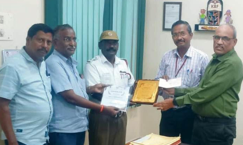 தமிழ்நாடு அரசு போக்குவரத்து கழகத்தில் 27 ஆண்டுகளாக விபத்து இல்லாமல் இயக்கிய அரசு பஸ் ஓட்டுனருக்கு விருது