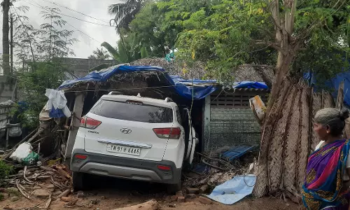 புவனகிரி அருகே கூரை வீட்டுக்குள் கார் புகுந்தது: பெண்கள் உள்பட 3 பேர் காயம்