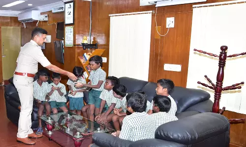 கடலூர் மாவட்ட போலீஸ் சூப்பிரண்டுடன் கலந்துரையாடிய பள்ளி மாணவர்கள்: நன்றாக படிக்குமாறு  அறிவுரை