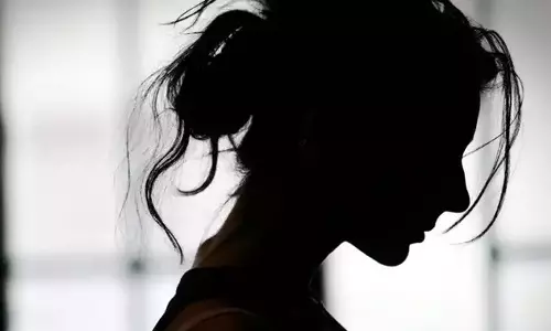 கையை அறுத்து இளம்பெண் தற்கொலை முயற்சி- ரூ.6 லட்சம் வரை பறித்த கள்ளக்காதலன் மீது புகார்