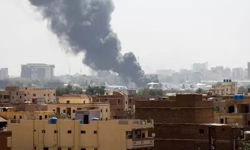 சூடானில் உள்நாட்டு போருக்கு மத்தியில் வீடுகள், கடைகளை சூறையாடி கொள்ளையடிக்கும் ராணுவ வீரர்கள்