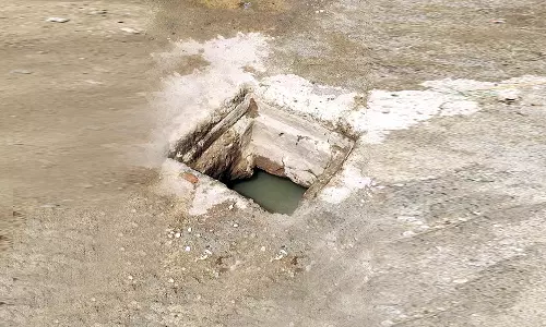 நெல்லை டவுனில்  சாக்கடை வாறுகால் குழியில் விழுந்து முதியவர் காயம்