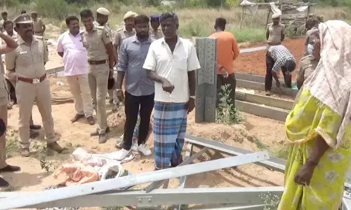 விவசாய நிலத்தில் உயர் மின் கோபுரம் அமைக்க  எதிர்ப்பு