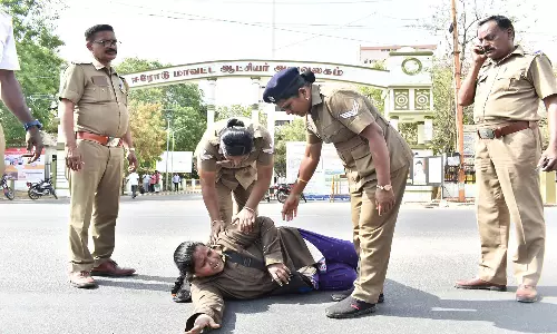 பெண் ஆட்டோ டிரைவர் நடுரோட்டில் படுத்து உருண்டு போராட்டம்