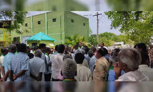 உடுமலை அருகே தொடக்க வேளாண்மை கூட்டுறவு வங்கியில் ரூ.3 கோடி மோசடி - விவசாயிகள் கால்நடைகளுடன் காத்திருப்பு போராட்டம்