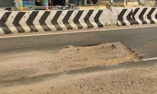 வெள்ளகோவில் பஸ் நிலைய சாலையில் பள்ளத்தை மூட நடவடிக்கை எடுக்கப்படுமா?