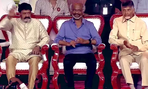 என்.டி.ஆர் சிலைக்கு மலர் தூவி மரியாதை செலுத்திய ரஜினிகாந்த்