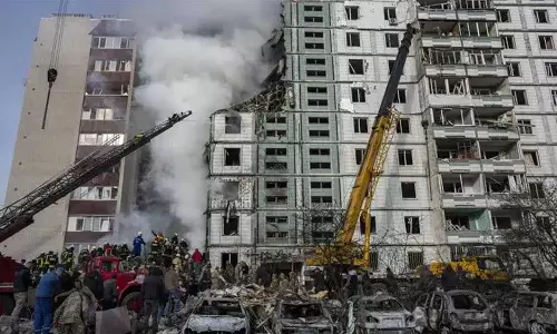 உக்ரைன் மீது அடுத்தடுத்து ஏவுகணை, ட்ரோன் தாக்குதல் நடத்திய ரஷியா... அப்பாவி மக்கள் 19 பேர் பலி!