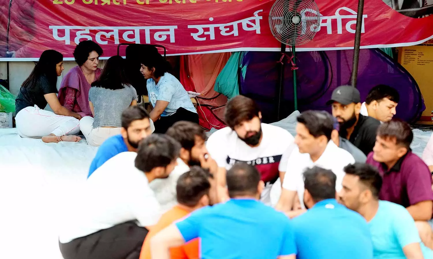 நாங்கள் துணை நிற்கிறோம்... போராடும் மல்யுத்த வீராங்கனைகளை சந்தித்த பிரியங்கா காந்தி