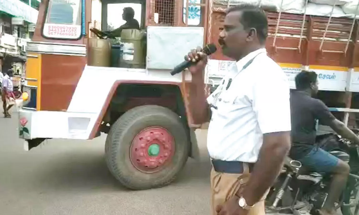 விருத்தாசலத்தில் பாடல் பாடி சாலை விழிப்புணர்வு ஏற்படுத்தும் போக்குவரத்து போலீஸ்காரர் விருத்தாசலத்தில் பாடல் பாடி சாலை விழிப்புணர்வு ஏற்படுத்தும் போக்குவரத்து போலீஸ்காரர்