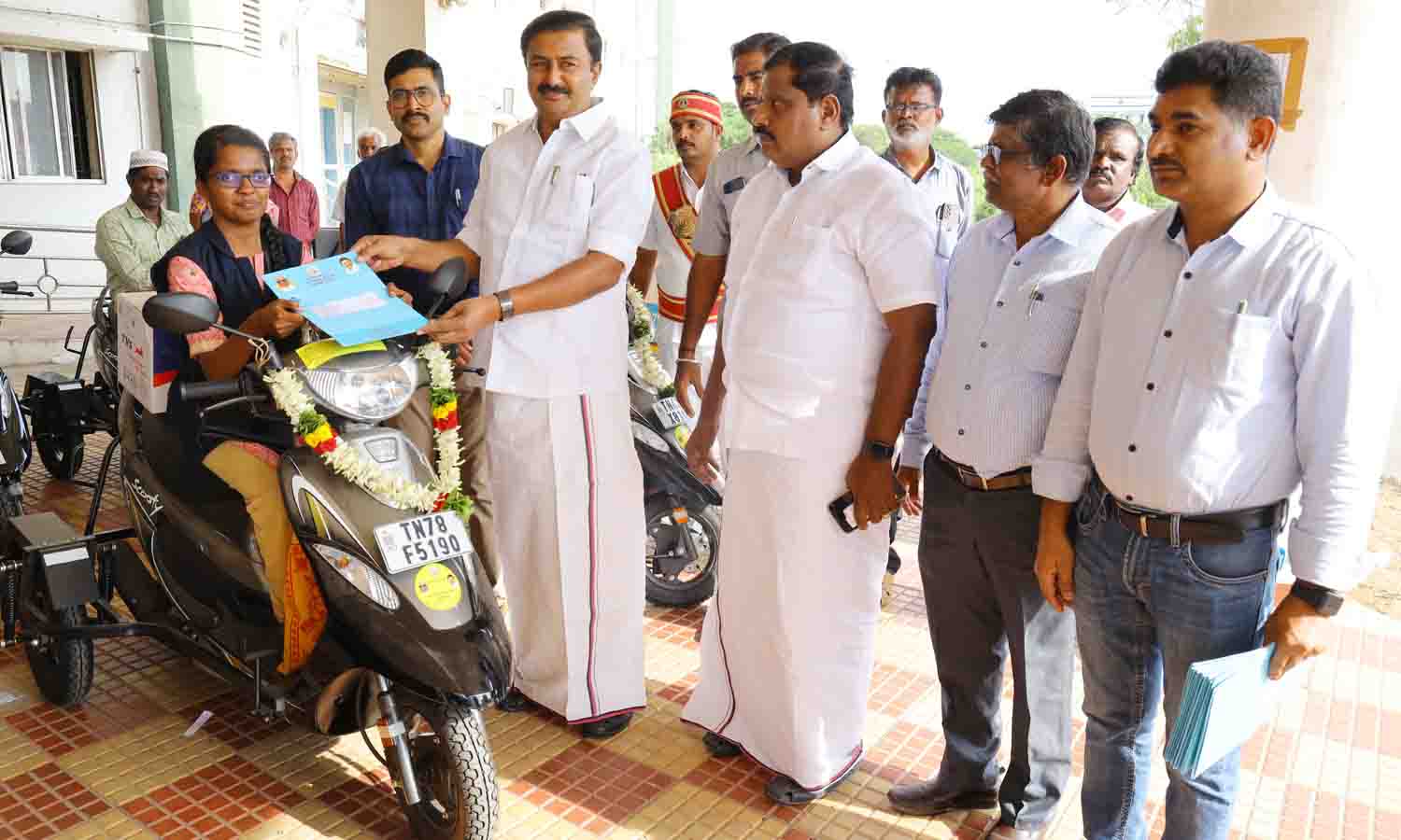 மாற்றுத்திறனாளிகளுக்கு ரூ.24 லட்சம் மதிப்பில் விலையில்லா ஸ்கூட்டர்அமைச்சர் வழங்கினார்