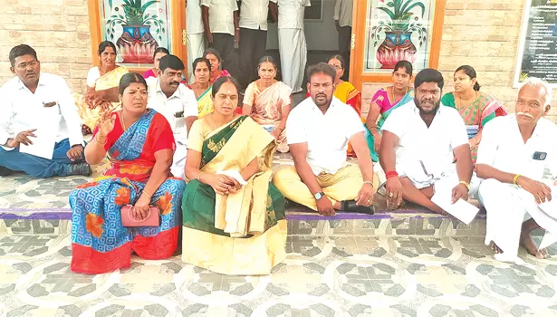 காடையாம்பட்டி யூனியன் கூட்டத்தில்கவுன்சிலர்கள் திடீர் தர்ணா போராட்டம் காடையாம்பட்டி யூனியன் கூட்டத்தில்கவுன்சிலர்கள் திடீர் தர்ணா போராட்டம்