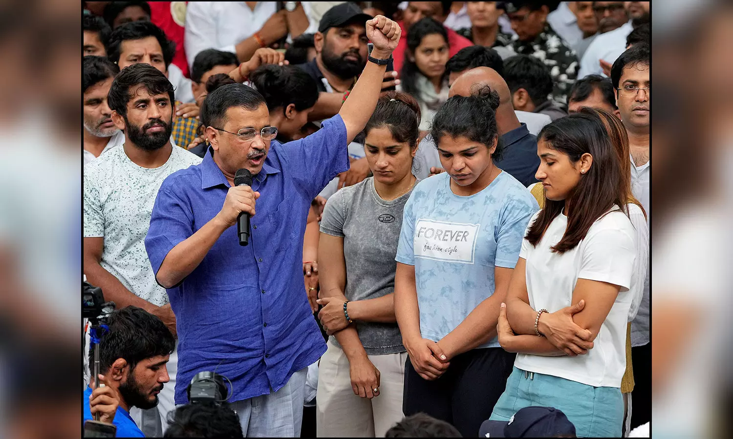 அவங்க ஆதரவு உங்களுக்குத்தான் - மல்யுத்த வீராங்கனைகளை நேரில் சந்தித்த அரவிந்த் கெஜ்ரிவால்