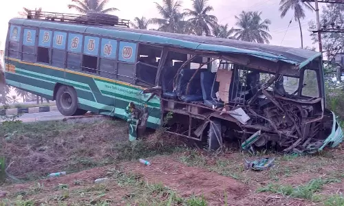 விபத்து பழுதாகி நின்ற லாரி மீது அரசு பஸ் மோதல்: ஒருவர் பலி- 22 பேர் படுகாயம்