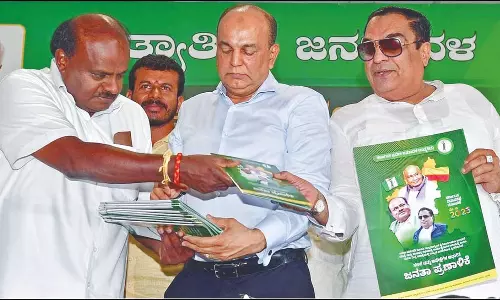 கர்நாடகத்தில் ஆண்டுக்கு 5 சமையல் கியாஸ் சிலிண்டர்கள் இலவசம்: குமாரசாமி தேர்தல் அறிக்கை வெளியீடு