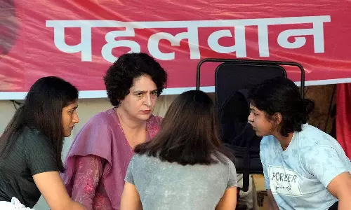 நாங்கள் துணை நிற்கிறோம்... போராடும் மல்யுத்த வீராங்கனைகளை சந்தித்த பிரியங்கா காந்தி