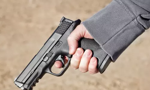 மகன் காதல் திருமண தகராறில் சென்னை பா.ஜனதா பிரமுகர் துப்பாக்கி முனையில் கடத்தல்