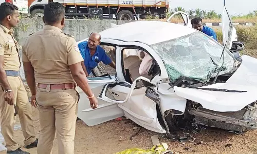மேலூர் அருகே கார் கவிழ்ந்து விபத்து: டிரைவர்-பெண் பலி