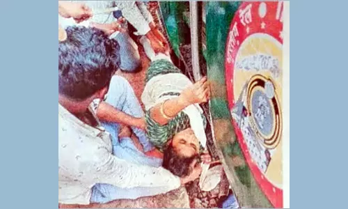 ரெயில் பிளாட்பாரம் இடையே சிக்கிய இளம்பெண் பலத்த காயத்துடன் மீட்பு