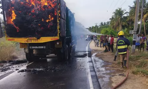 கபிலக்குறிச்சி அருகே மின்கம்பியில் உரசி தேங்காய் நார் ஏற்றி வந்த லாரி தீப்பிடித்தது