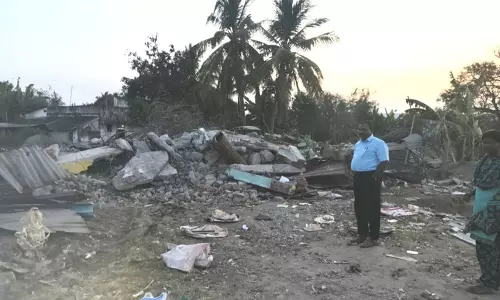 திருக்கோவிலூர் அருகே ஆக்கிரமிப்பு கடைகள் அகற்றம்