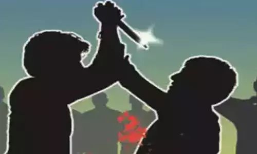 மனைவியின் ஆபாச படம் பார்த்த கணவன் தற்கொலை- காதலன் வெட்டிக் கொலை