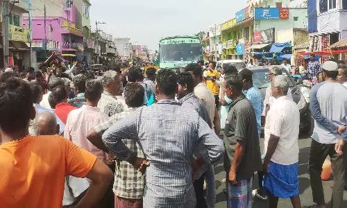 குடிநீர் கேட்டு காலி குடங்களுடன் பொது மக்கள் மறியல்